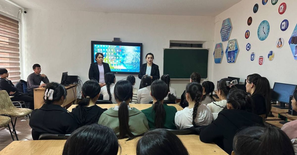 ​University staff held a roundtable discussion at a secondary school